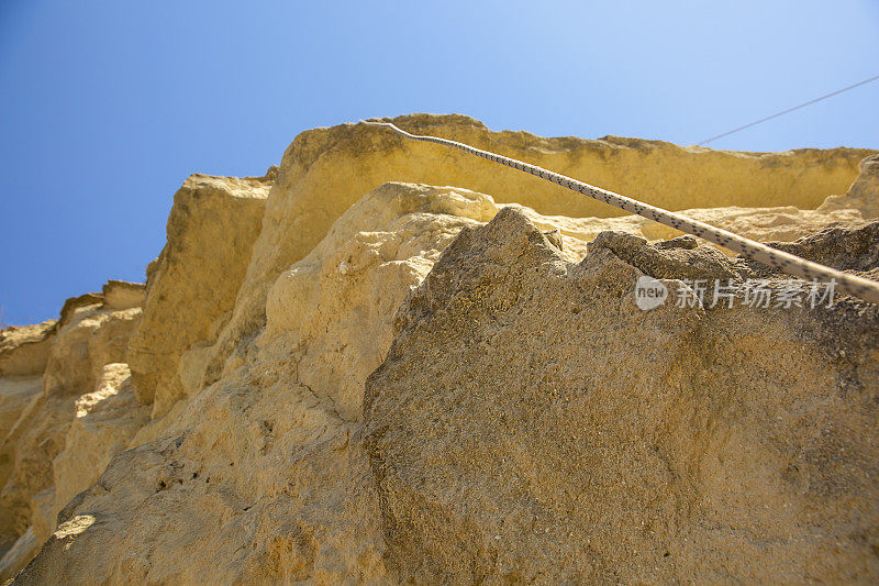 View on绳索安全系统附在悬崖上的岩石上